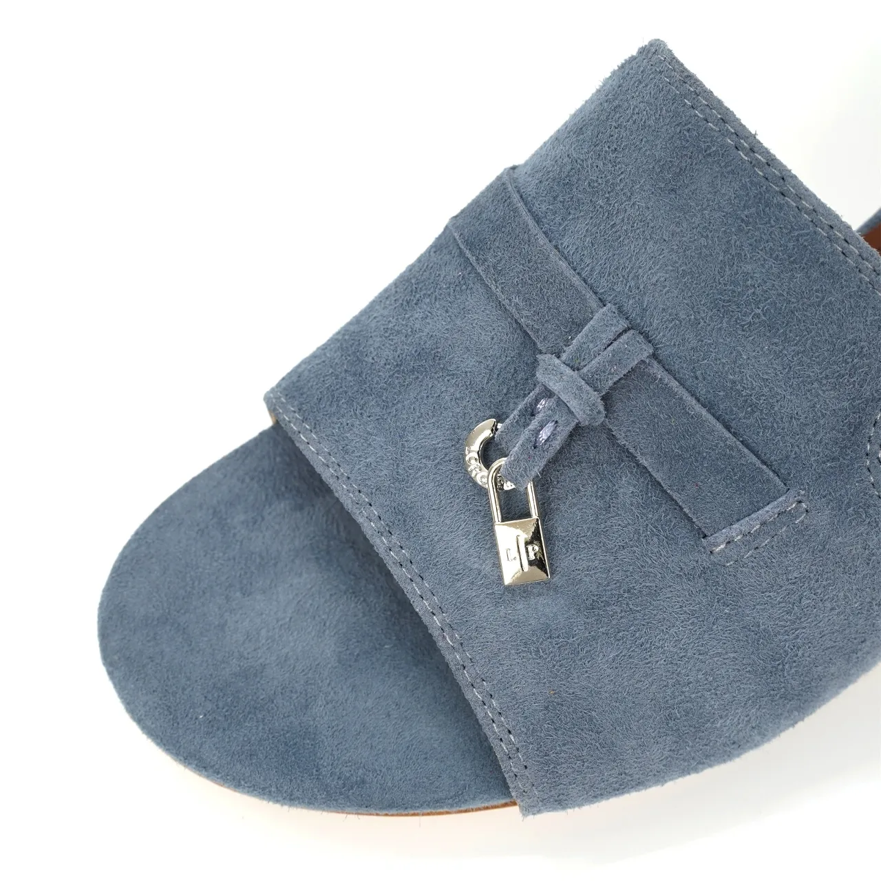 👟👟Ex-factory price 440👟👟 Genuine leather sole +30 suede sheepskin slippers with a strap decorated with Loro Piana My Charms charms and decorated with tone-on-tone stitching. Sophisticated and feminine, it pairs well with both city and resort looks. For those looking for an elegant upgrade, the summer glamor slipper is known for its slim open-back silhouette. size: 35-44 (custom-made sizes 43 and 44 are non-returnable) Upper: imported suede sheep leather (sheep), cowhide ostrich pattern, cowhide snake pattern Lining: imported high-grade mixed sheep silk Heel height: 5.5CM